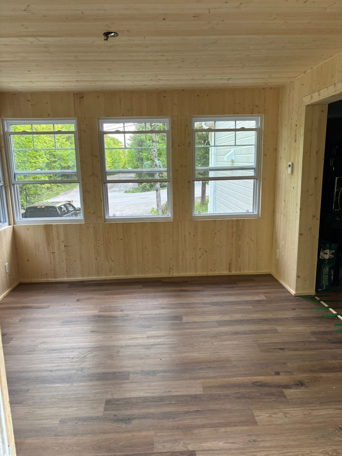 Finition intérieure en bois d'une véranda