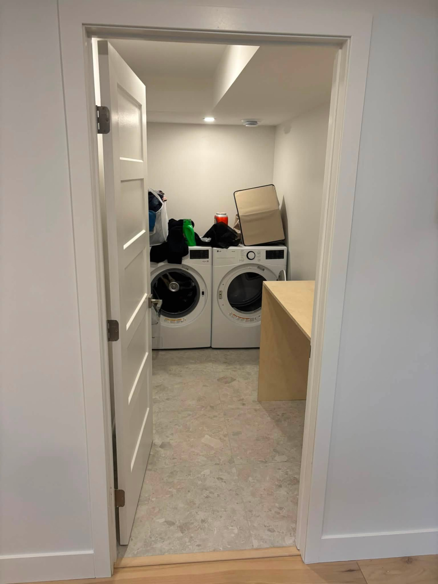Laveuse et sécheuse sous un comptoir dans une salle de lavage