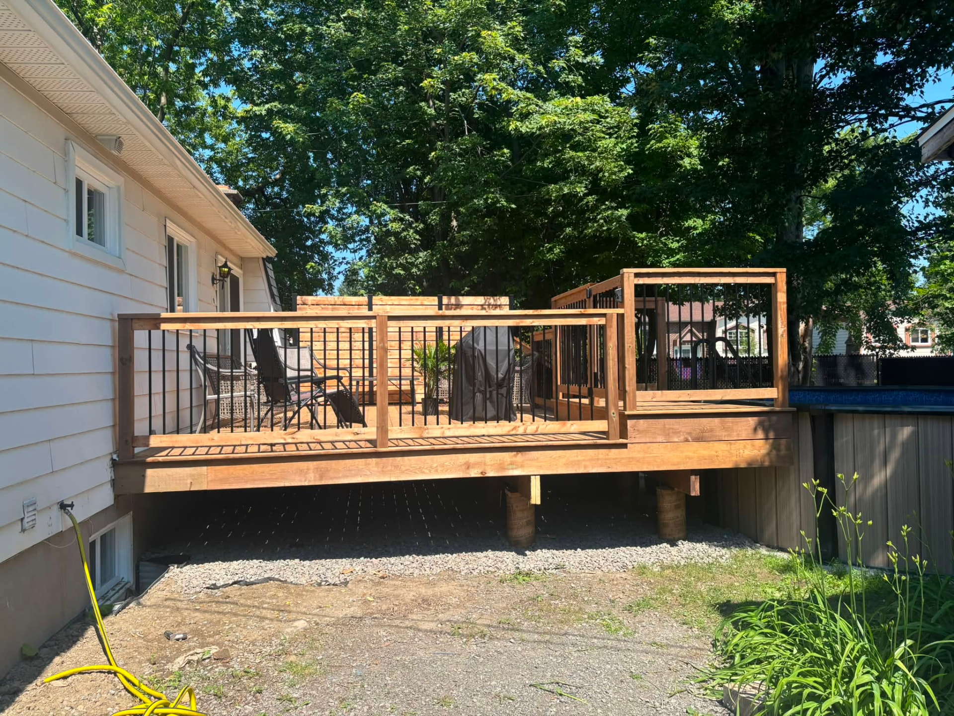 Patio en bois avec rampe et mur d'intimité