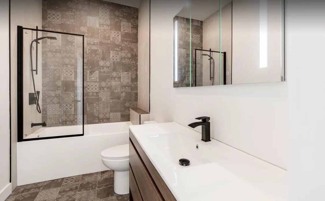 Salle de bain avec céramique décorative