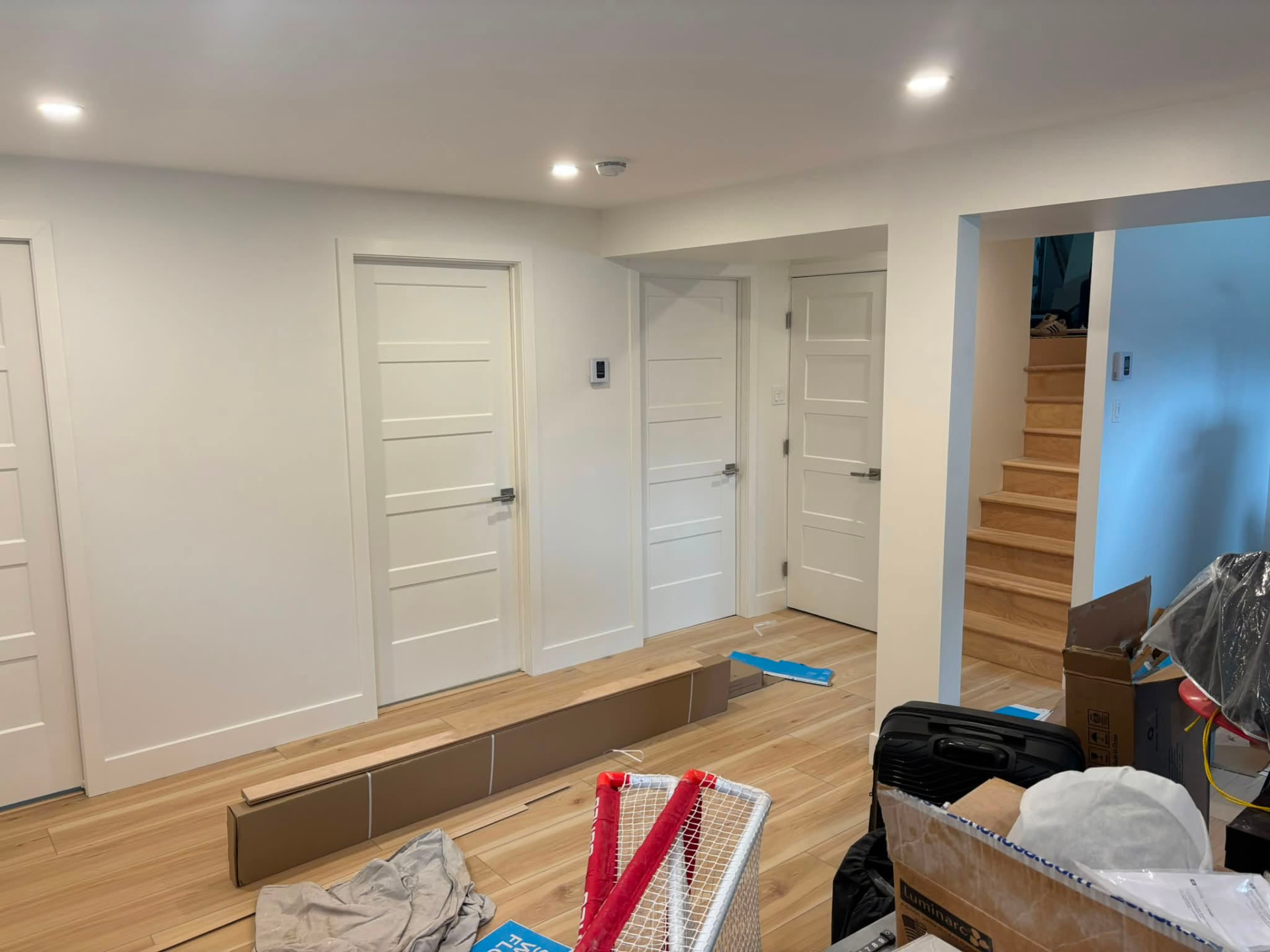 Sous-sol rénové avec plancher et portes neuves